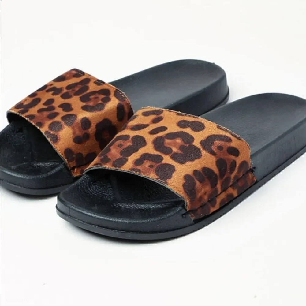 Leopard printed flat sandals